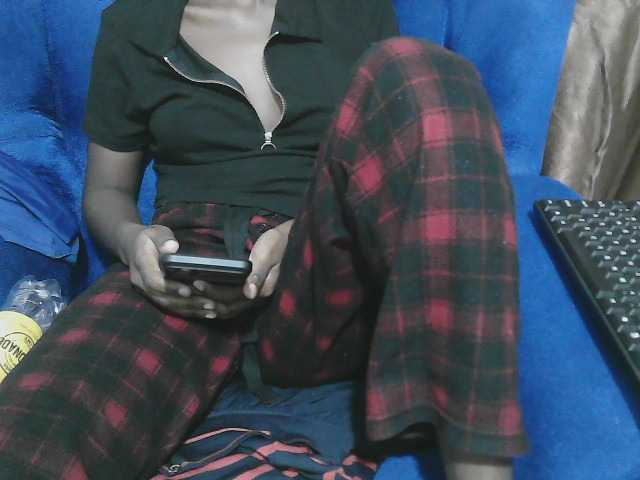 Petitelv live cam on BongaCams