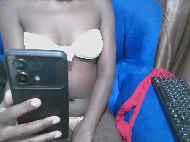 Petitelv live cam on BongaCams