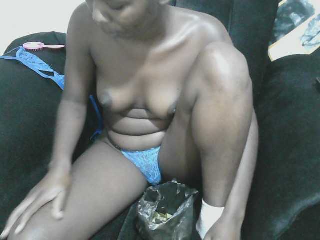 Petitelv live cam on BongaCams