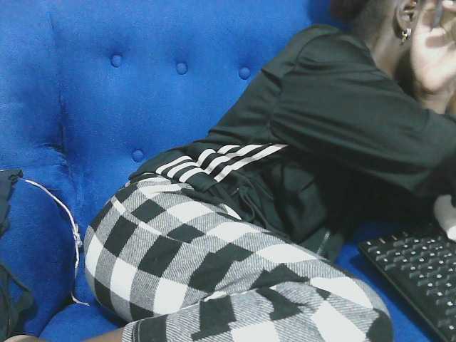 Petitelv live cam on BongaCams