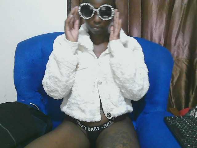 Petitelv live cam on BongaCams