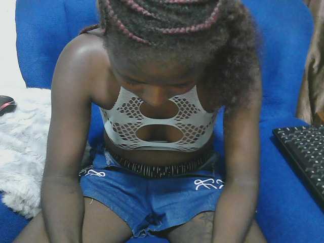 Petitelv live cam on BongaCams