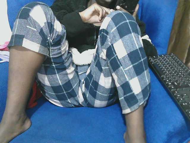 Petitelv live cam on BongaCams