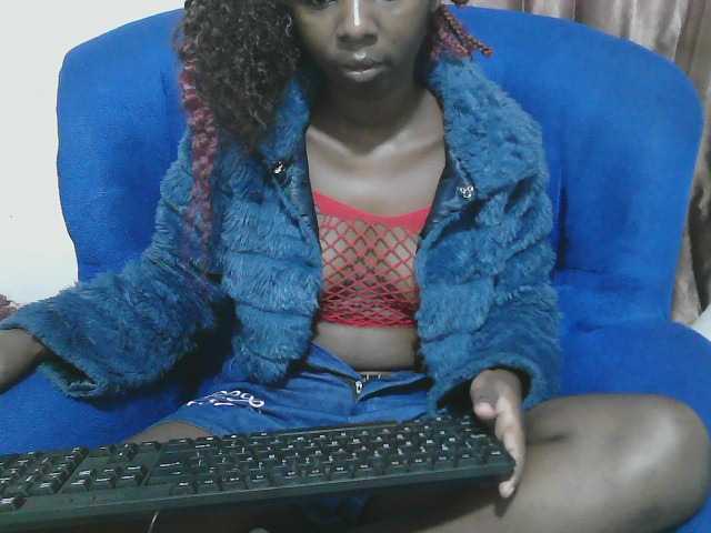 Petitelv live cam on BongaCams