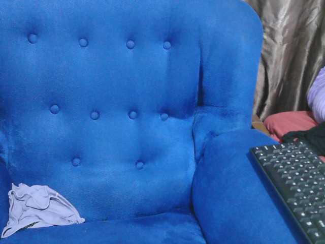 Petitelv live cam on BongaCams