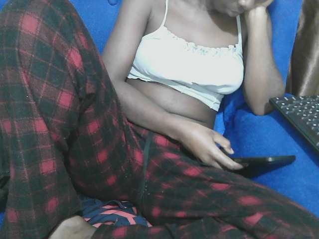 Petitelv live cam on BongaCams