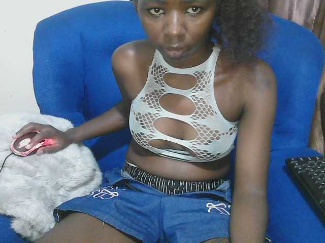 Petitelv live cam on BongaCams