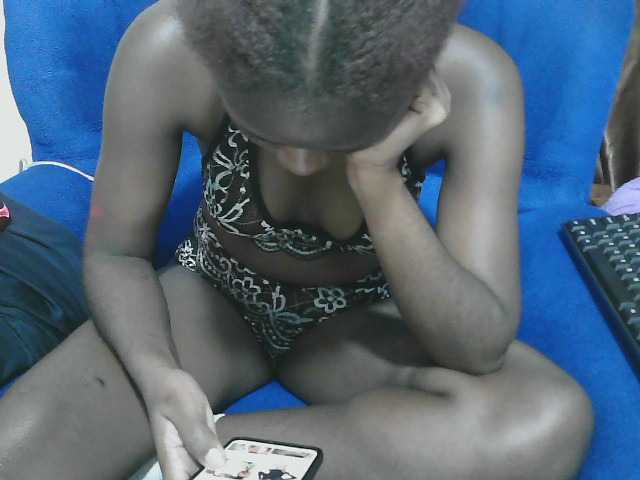 Petitelv live cam on BongaCams