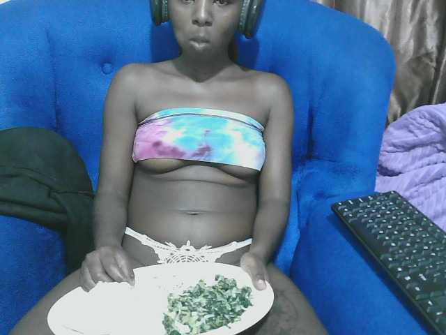 Petitelv live cam on BongaCams
