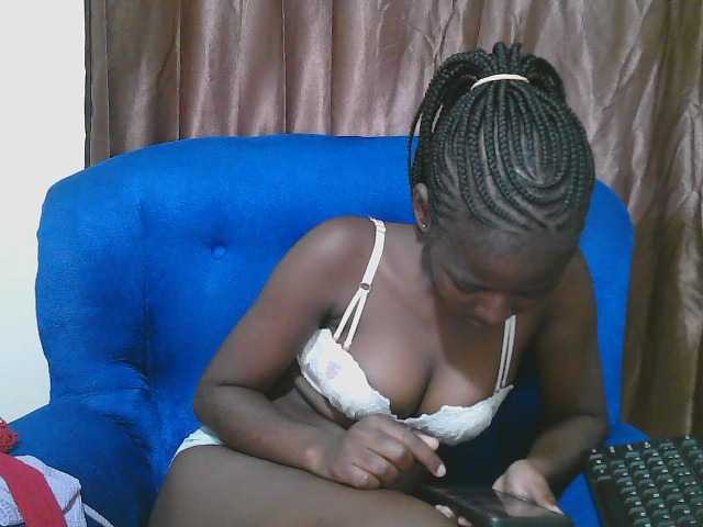 Petitelv live cam on BongaCams