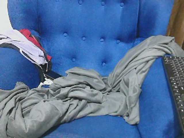 Petitelv live cam on BongaCams