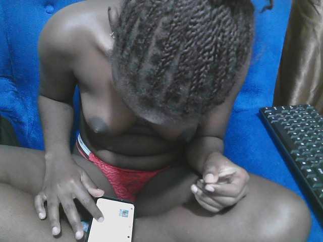 Petitelv live cam on BongaCams