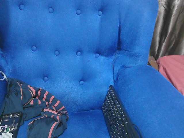 Petitelv live cam on BongaCams