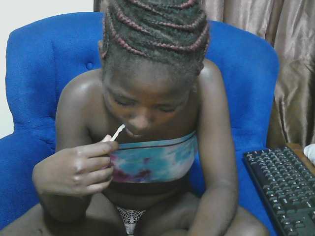 Petitelv live cam on BongaCams