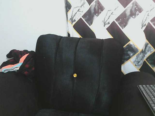 Petitelv live cam on BongaCams