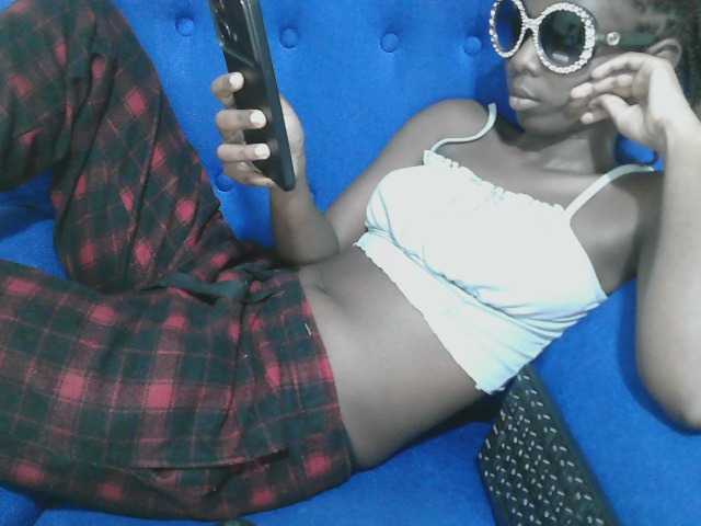 Petitelv live cam on BongaCams