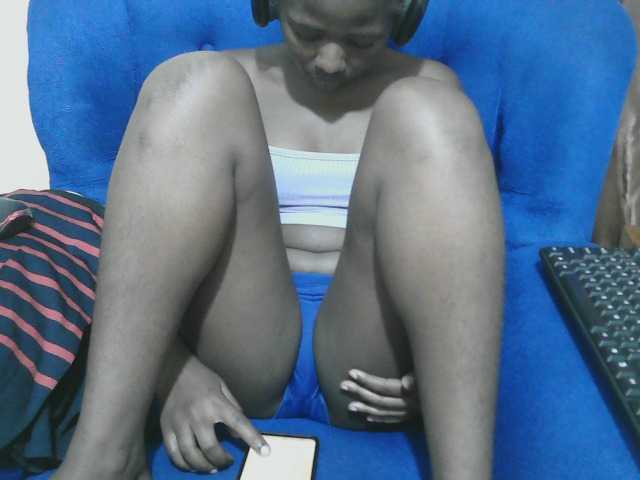 Petitelv live cam on BongaCams