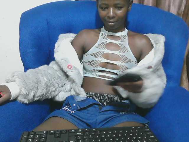 Petitelv live cam on BongaCams