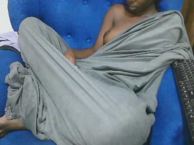 Petitelv live cam on BongaCams