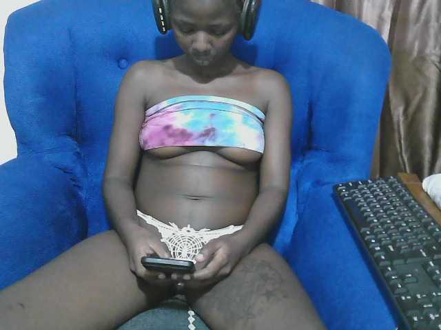 Petitelv live cam on BongaCams
