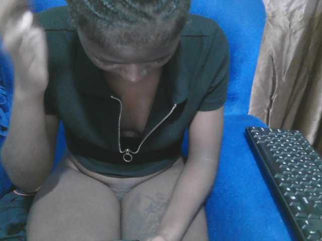 Petitelv live cam on BongaCams