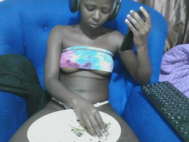 Petitelv live cam on BongaCams