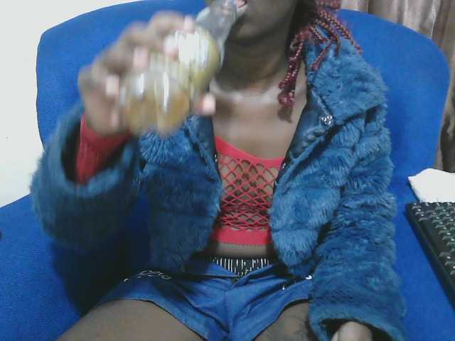 Petitelv live cam on BongaCams