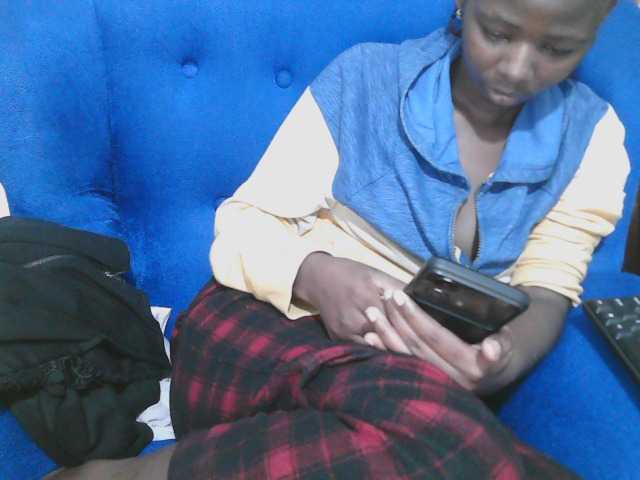 Petitelv live cam on BongaCams