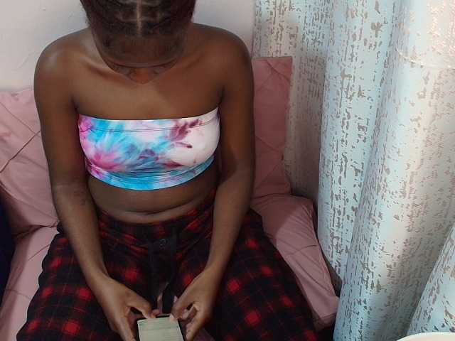 Petitelv live cam on BongaCams