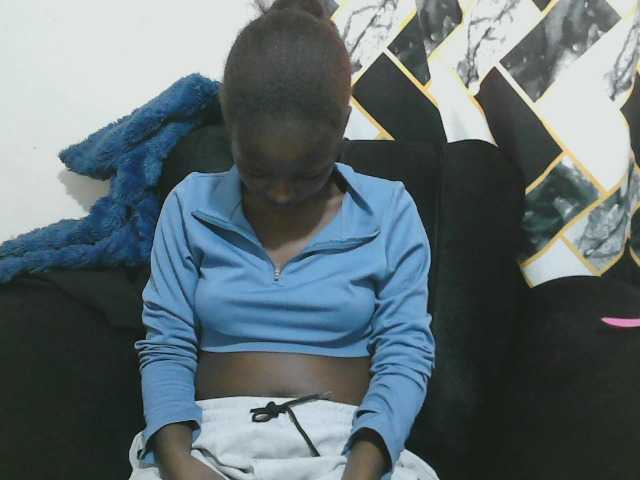 Petitelv live cam on BongaCams