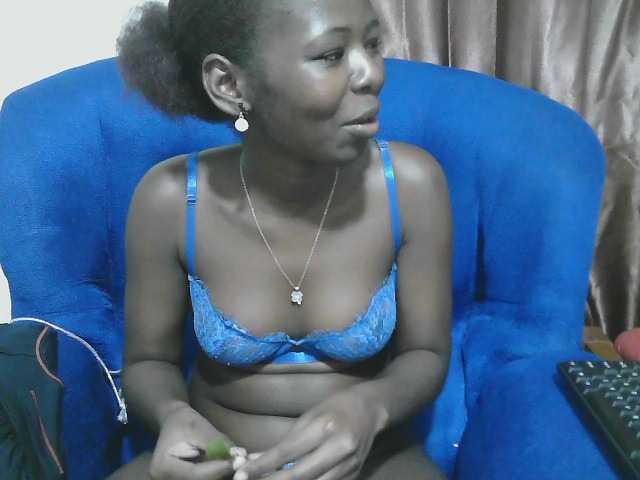 Petitelv live cam on BongaCams
