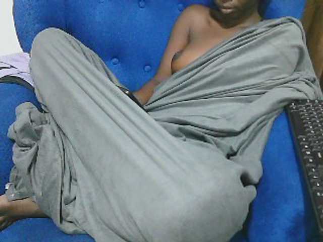 Petitelv live cam on BongaCams