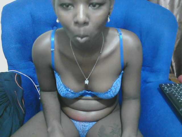 Petitelv live cam on BongaCams