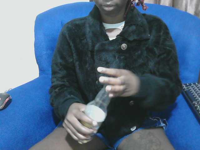 Petitelv live cam on BongaCams