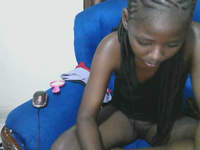 Petitelv live cam on BongaCams