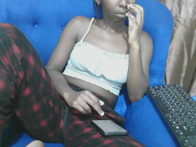 Petitelv live cam on BongaCams