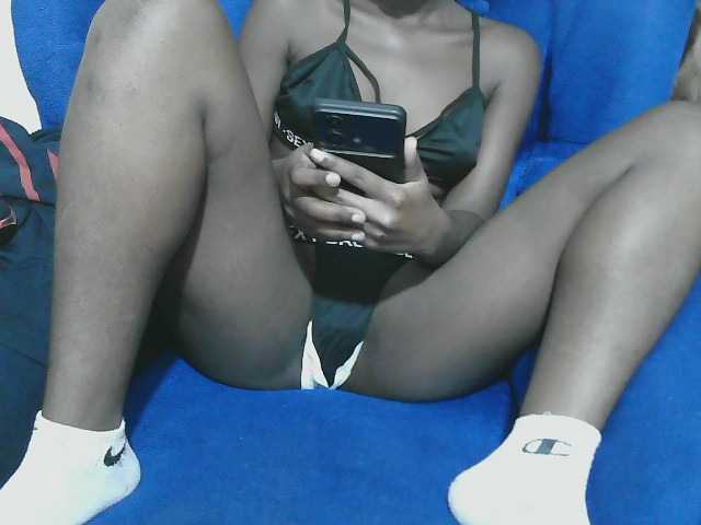 Petitelv live cam on BongaCams