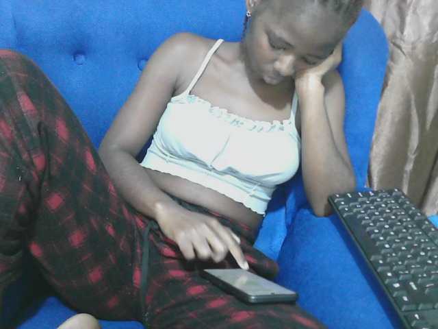Petitelv live cam on BongaCams