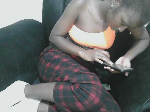 Petitelv live cam on BongaCams