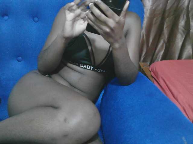 Petitelv live cam on BongaCams