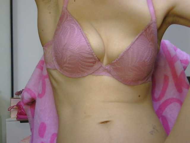 le modèle CarluyMessy est en webcam porno dans un show sur le site bongacams, il possède les tags suivants: White/Caucasian,Blonde,Shaved