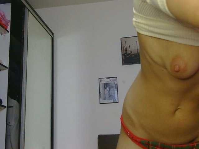 CarluyMessy live cam on BongaCams