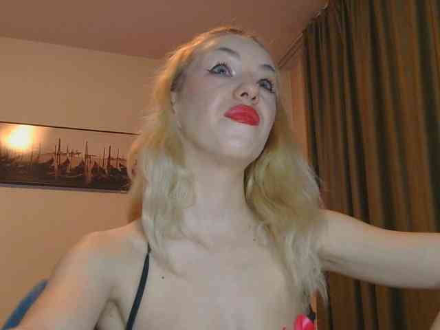 CarluyMessy Live Webcam on BongaCams