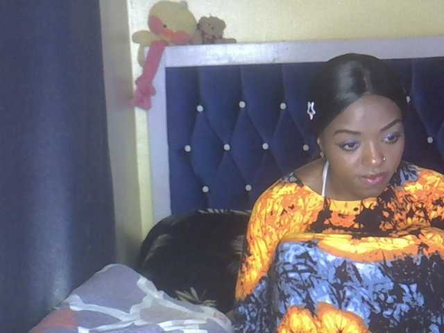 Tyra019a live cam