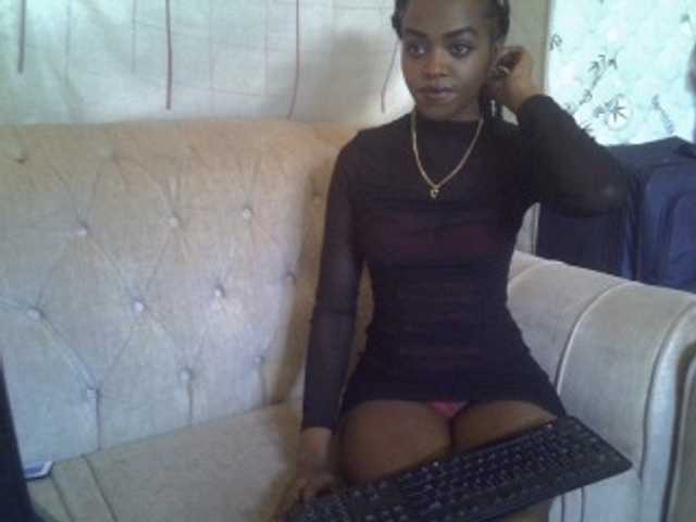 Tyra019a live cam on BongaCams