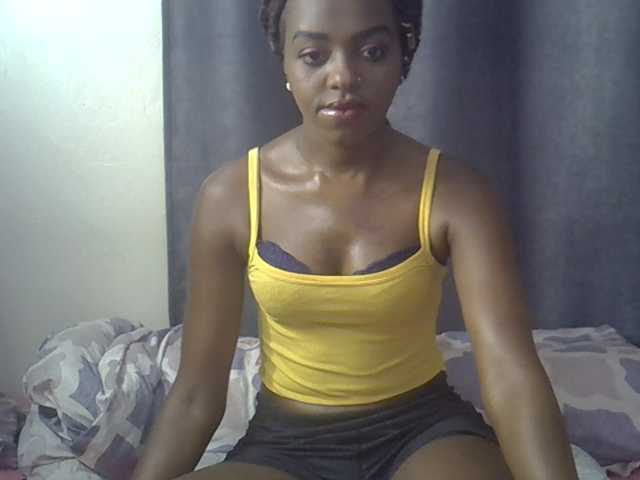 Tyra019a live cam on BongaCams