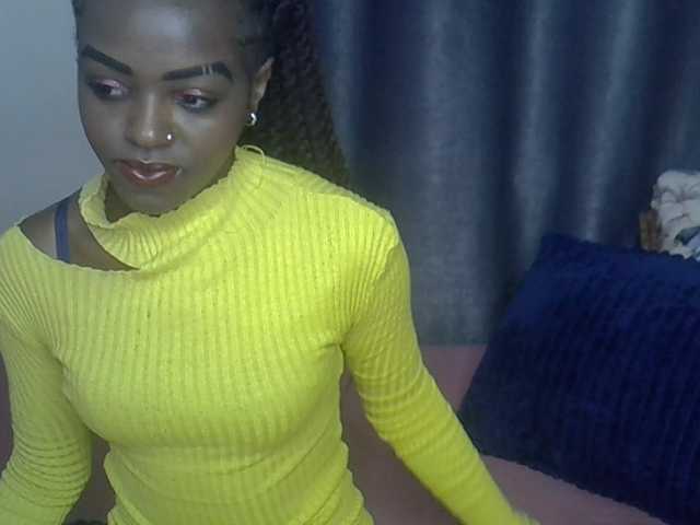 Tyra019a live cam