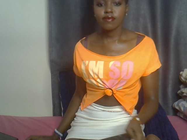 Tyra019a live cam on BongaCams