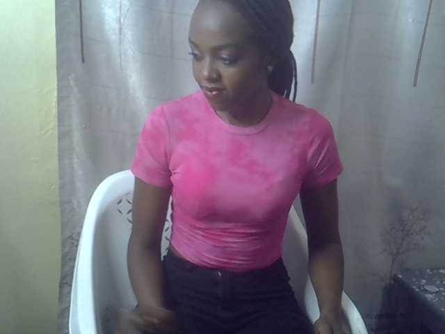 Tyra019a live cam on BongaCams
