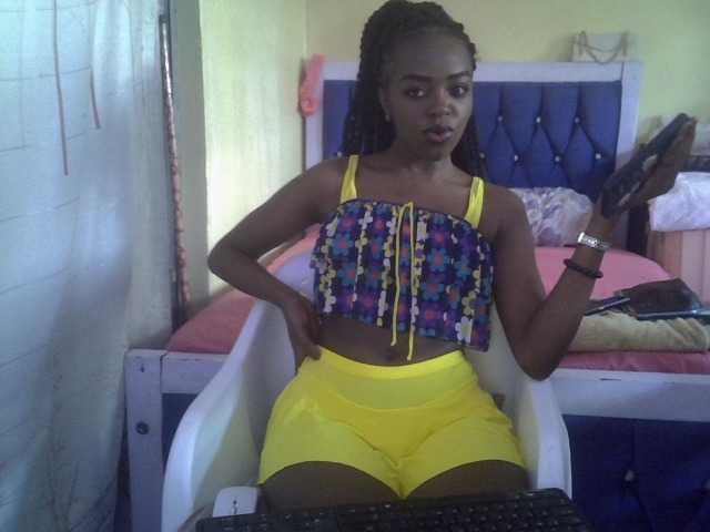 Tyra019a live cam on BongaCams